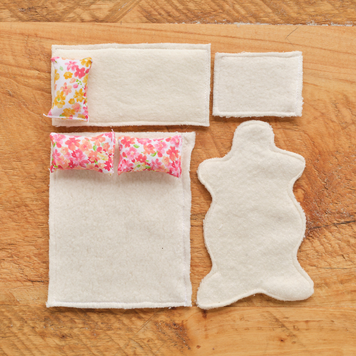 Dollhouse Accessory Set - 7 pieces - Sherpa & Floral - Pink, Red or All White