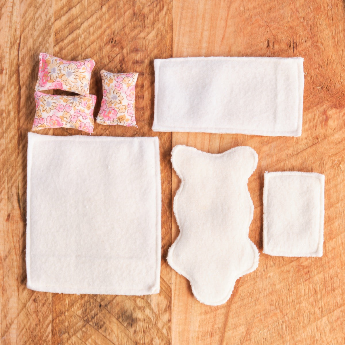 Dollhouse Accessory Set - 7 pieces - Sherpa & Floral - Pink, Red or All White